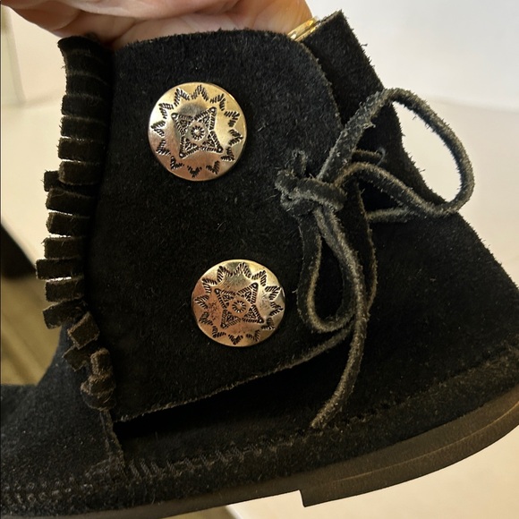 MINNETONKA WOMENS TWO CONCHO  HARD-SOLE BOOTS IN BLACK SUEDE SZ 8 - Picture 5 of 8